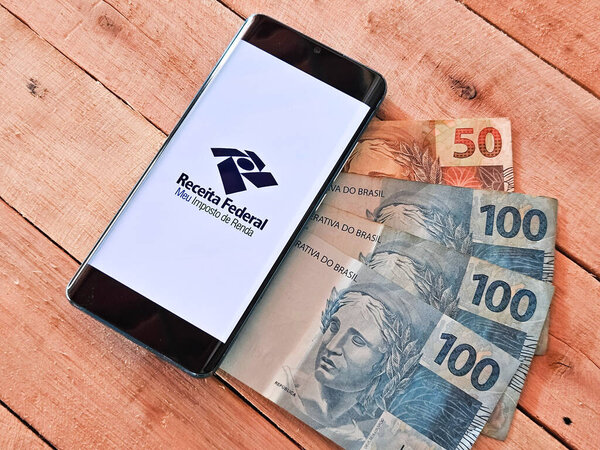 Receita Federal - Meu imposto de Renda (Brazilian Federal Revenue Department) logo on smartphone screen