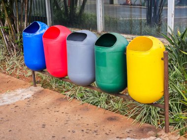 Çöp tenekeleri geri dönüşüm için. Plastik, Geri Dönüşümsüz, Kağıt, Metal, Organik ve Cam