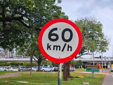 Trafik sinyalleri saatte 60 kilometre hız limitini gösteriyor.
