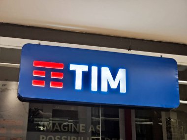 Brezilya 'daki TIM mağazasının ayrıntıları. TIM (Telecom Italia Mobile), Telecom Italia 'nın 1995 yılında kurulan cep telefonu markası..
