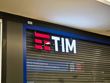 Brezilya 'daki TIM mağazasının ayrıntıları. TIM (Telecom Italia Mobile), Telecom Italia 'nın 1995 yılında kurulan cep telefonu markası..