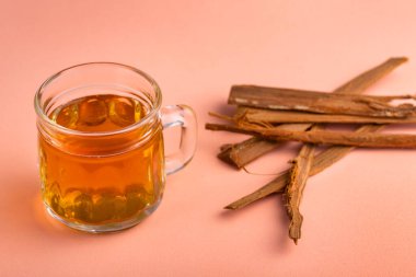 Uncaria tomentosa Amazon tırmanma bitkisi - sıcak içeceği iyileştirir