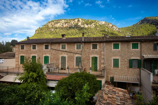 Valldemossa Palma Mallorca 西班牙 2022年9月26日 它的石屋装饰着五彩缤纷的植物和绿色的百叶窗 保持了传统梅科坎建筑的传统风味 — 图库照片