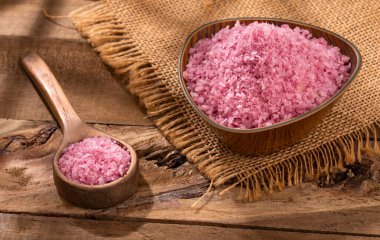 Kaliteli kırmızı şarap kristalleri kaşık ve kase içinde