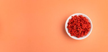 Kasede kurutulmuş domates taneleri, Solanum licopersicum.