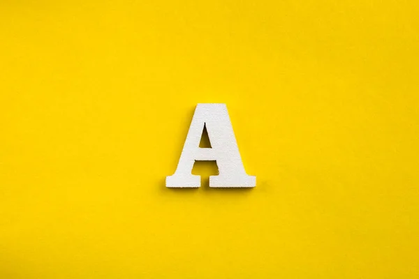 Letra Mayúscula Letra Madera Blanca Sobre Fondo Color Amarillo —  Fotos de Stock
