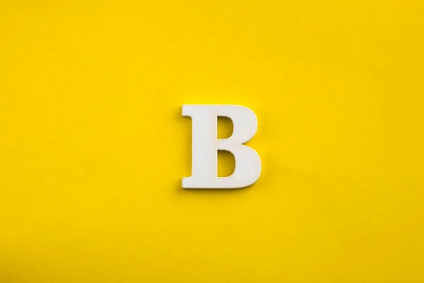 Αλφάβητο Γράμμα Λευκό Ξύλινο Γράμμα Κίτρινο Χρώμα Φόντο — Φωτογραφία Αρχείου