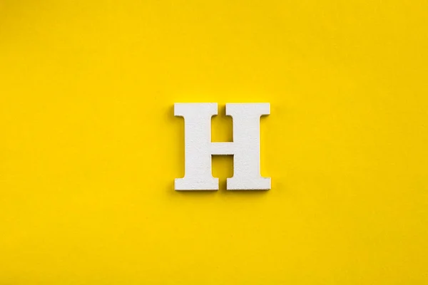 Αλφάβητο Γράμμα Λευκό Ξύλινο Γράμμα Κίτρινο Χρώμα Φόντο — Φωτογραφία Αρχείου