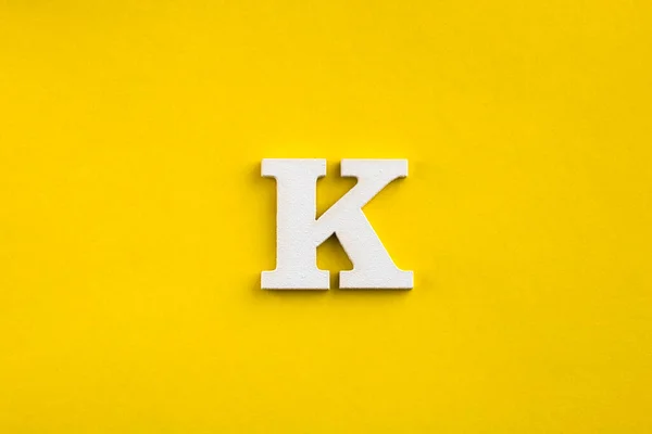 Buchstabe Großbuchstaben Weißes Holz Buchstaben Auf Gelbem Hintergrund — Stockfoto
