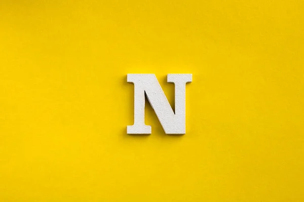 Buchstabe Großbuchstabe Weißes Holz Buchstabe Auf Gelbem Hintergrund — Stockfoto