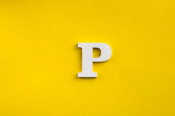 字母P大写字母 黄色背景的白色木字母 — 图库照片
