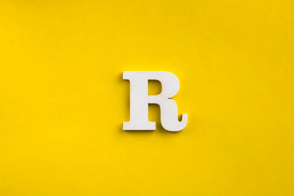 文字R大文字 黄色の背景に白い木の文字 — ストック写真