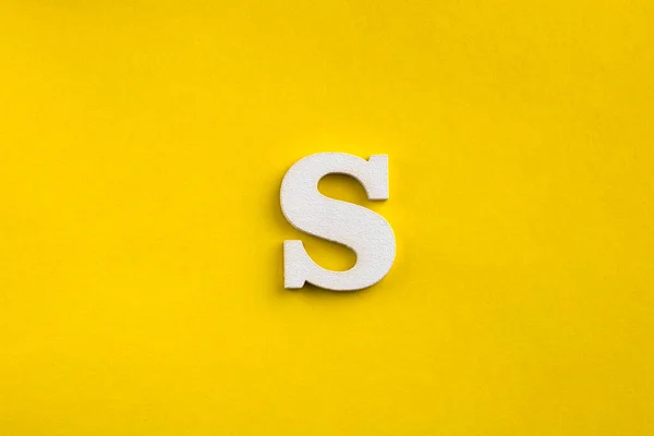 Buchstabe Buchstabe Aus Weißem Holz Auf Gelbem Hintergrund — Stockfoto