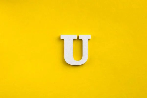 Huruf Alfabet Huruf Kayu Putih Pada Latar Belakang Berwarna Kuning — Stok Foto