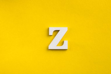 Büyük harf Z - sarı arkaplanda beyaz ahşap harf
