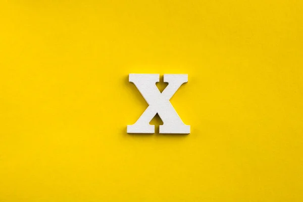 Buchstabe Großbuchstabe Buchstabe Aus Weißem Holz Auf Gelbem Hintergrund — Stockfoto