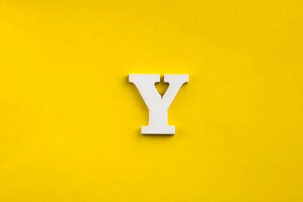 Písmeno Abecedy Bílé Dřevěné Písmeno Žlutém Pozadí — Stock fotografie