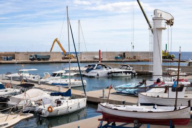 Cala Ratjada, Palma de Mallorca - İspanya - 28 Eylül 2022. Güneşli bir yaz sabahında Cala Ratjada limanında küçük tekneler