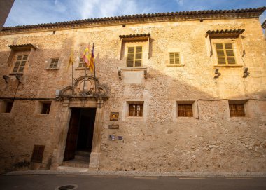 Sineu, Palma de Mallorca - İspanya - 29 Eylül 2022. Balearic Adaları, İspanya ve Mallorca 'nın bayraklarıyla birlikte İnka belediye binasının önünde.