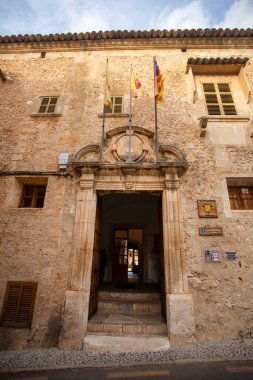 Sineu, Palma de Mallorca - İspanya - 29 Eylül 2022. Balearic Adaları, İspanya ve Mallorca 'nın bayraklarıyla birlikte İnka belediye binasının önünde.