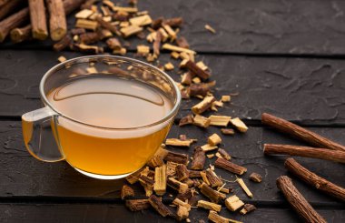 Sıcak, sağlıklı meyan kökü içeceği - Glycyrhiza glabra