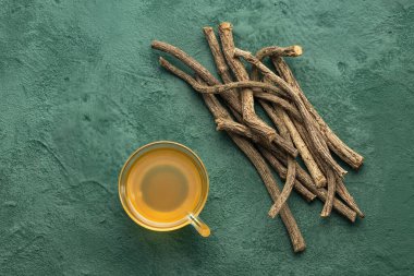 Sıcak tıbbi kediotu içeceği Valeriana officinalis