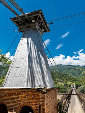 Eski batı asma köprüsü Cauca nehri üzerinde, Antioquia - Kolombiya