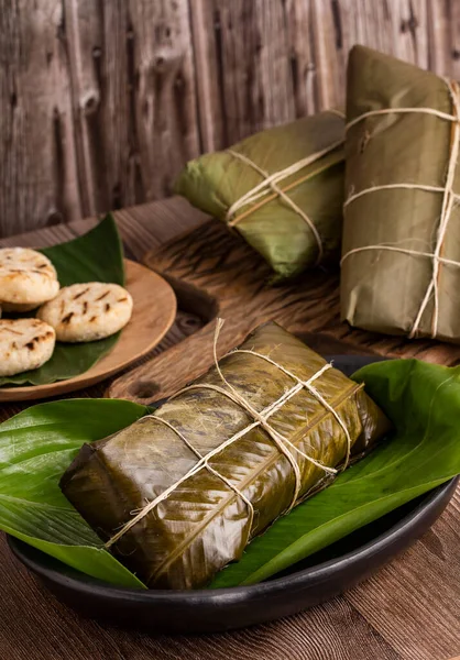 Traditionella Colombianska Tamales Insvept Gröna Bananblad — Stockfoto
