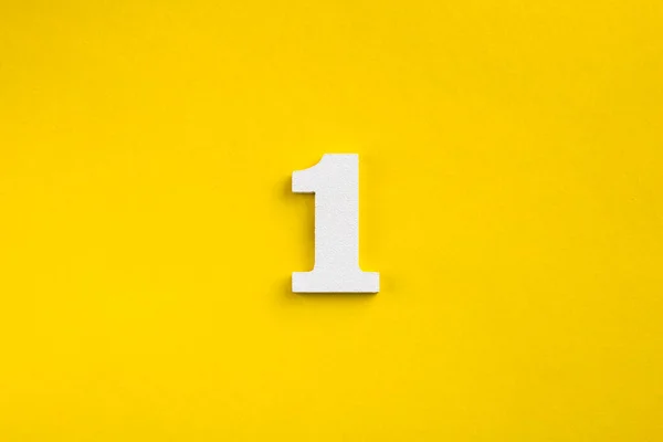 Číslo Bílé Dřevěné Číslo Žlutém Pozadí — Stock fotografie