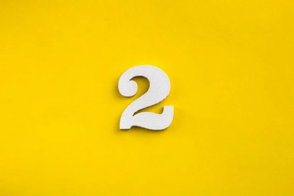 Nummer Zwei Weiße Zahl Aus Holz Auf Gelbem Hintergrund — Stockfoto