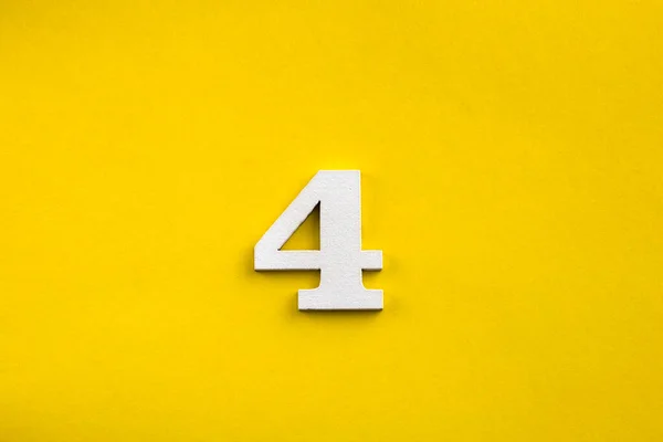 Nummer Vier Wit Nummer Hout Gele Achtergrond — Stockfoto