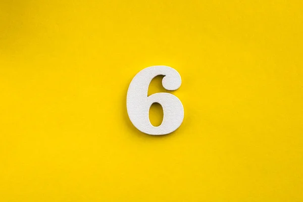 Numer Sześć Biała Liczba Drewnie Żółtym Tle — Zdjęcie stockowe