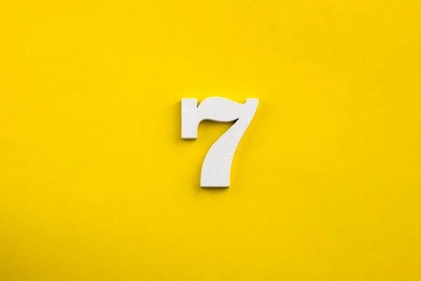 Número Número Madeira Branca Fundo Amarelo — Fotografia de Stock