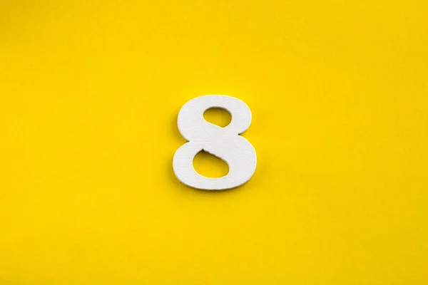 Nummer Acht Wit Nummer Hout Gele Achtergrond — Stockfoto