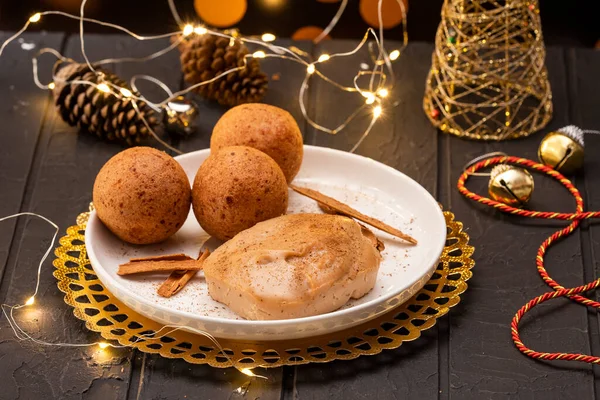 Traditional Colombian Christmas Food Bunuelos Natilla — Stock Photo, Image