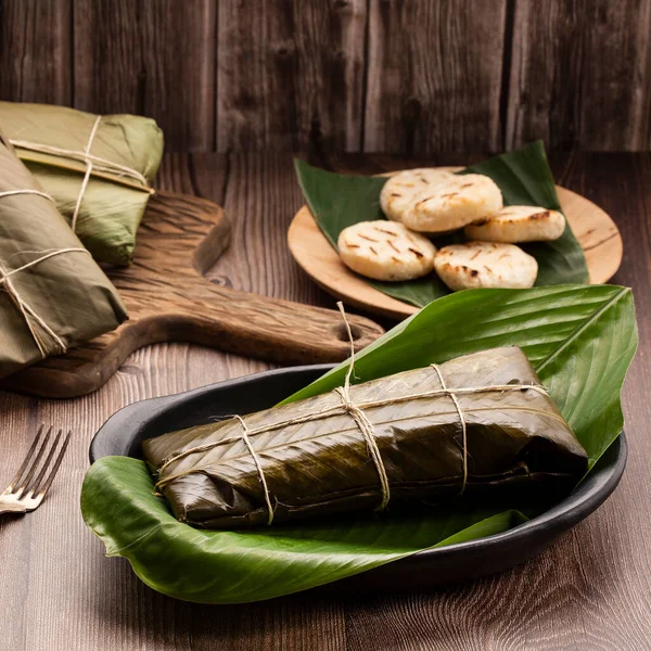 Traditionella Colombianska Tamales Insvept Gröna Bananblad — Stockfoto