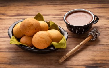 Kahvaltı için fırında almojabanas ve çikolata - tipik Kolombiya yemekleri.