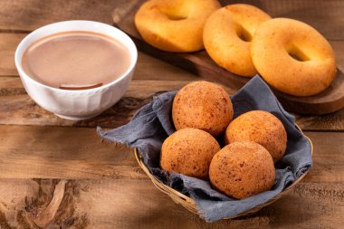 Pandequeso, Bunuelo ve sıcak çikolata ile kahvaltı - Kolombiya geleneksel yemekleri