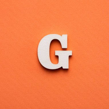 G harfi büyük - pembe arkaplanda beyaz tahta yazı tipi