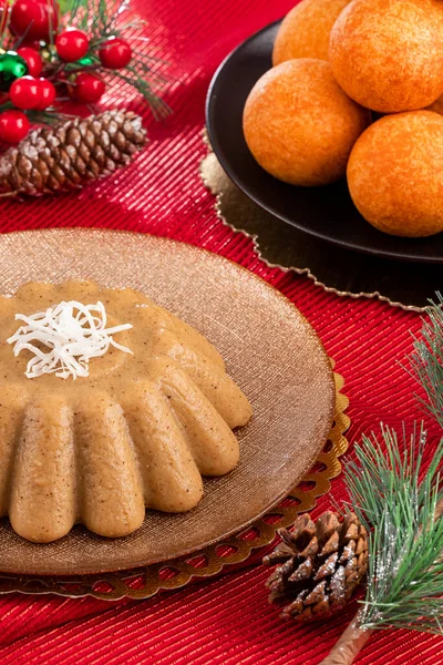Traditional Colombian christmas food - Bunuelos y natilla