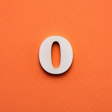 Sıfır numara: Pembe arka planda beyaz numara.