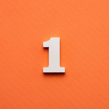 1 numara - Pembe arka planda beyaz ahşap numara