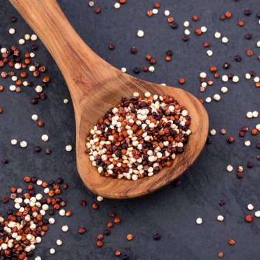 Kırmızı, beyaz ve kahverengi kinoanın karışımı.