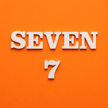 Beyaz harflerle, turuncu arka planda yedi kelimesi.