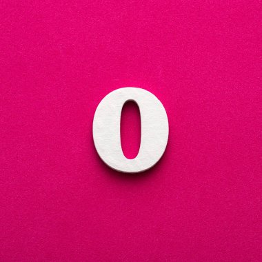 0 Numara - Rodamine kırmızı arka planda beyaz ahşap numara