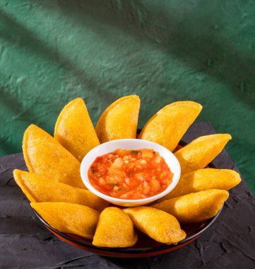 Kolombiya usulü et ve acı sosla doldurulmuş börek.