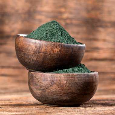 Zührevi tek hücreli mavi-yeşil yosunlar - Ahşap kaselerdeki alg tozu