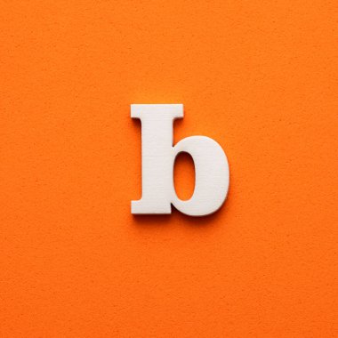 b beyaz küçük harf - Turuncu köpüklü arka plan