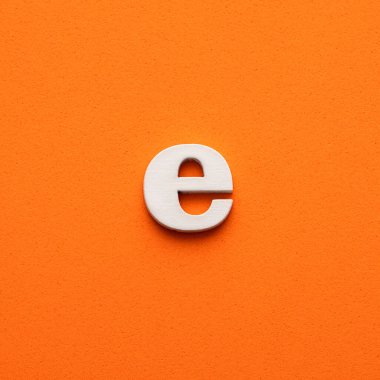 Beyaz küçük harf ve turuncu köpüklü arka plan.