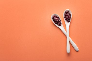 Organic hibiscus salt in two spoons - Fine crystals for seasoning